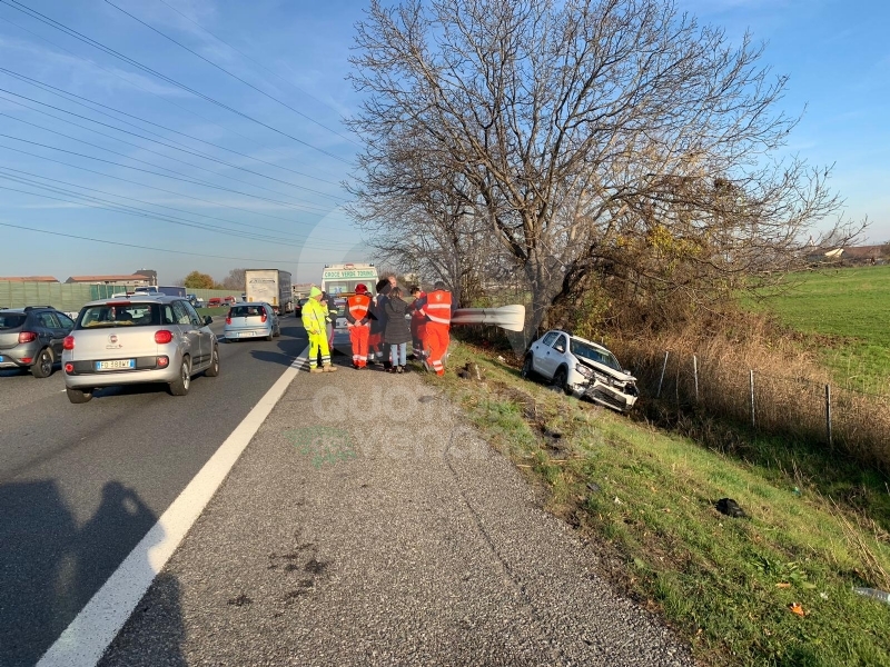 VENARIA - Esce fuori strada con l'auto: code chilometriche in tangenziale