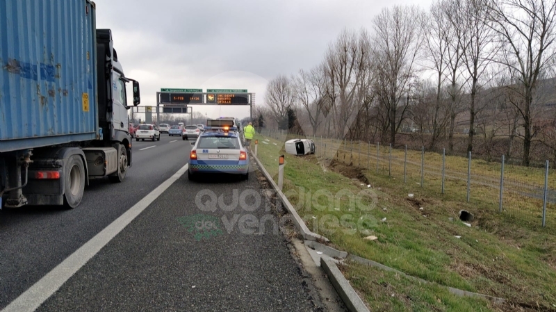 INCIDENTE IN TANGENZIALE - Conducente ferito dopo l'uscita di strada del suo furgone - FOTO