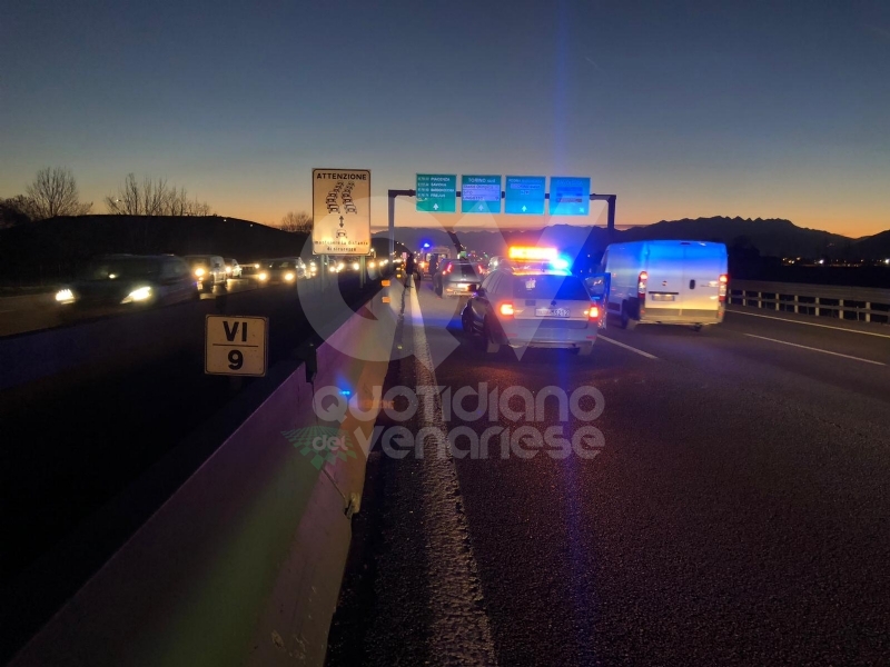 COLLEGNO - Tamponamento in tangenziale: tre auto coinvolte e quattro feriti - FOTO