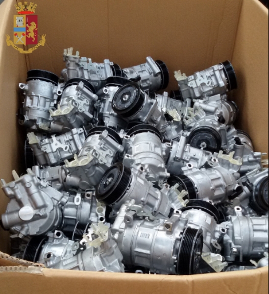 RIVOLI - In un magazzino di Cascine Vica erano nascosti compressori e motorini rubati