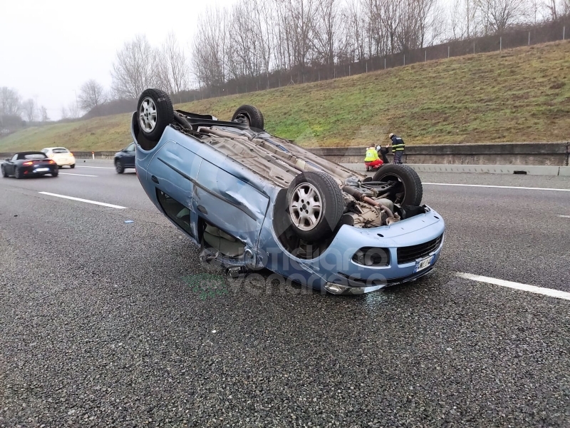 VENARIA - Auto si ribalta in tangenziale dopo lo scontro con un tir: donna ferita - FOTO