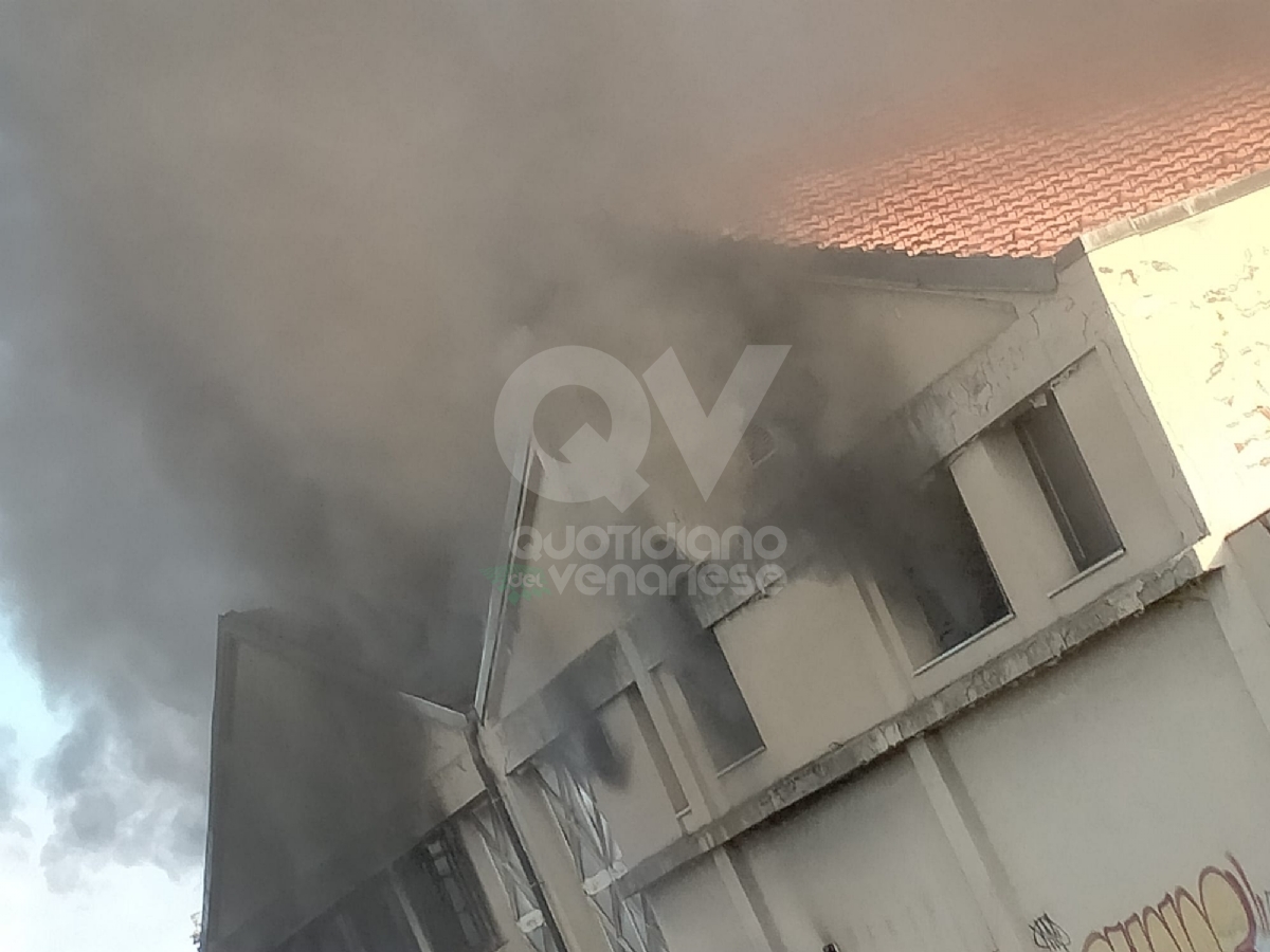 INCENDIO A RIVOLI - In fiamme il magazzino di un'azienda: vigili del fuoco in azione - FOTO