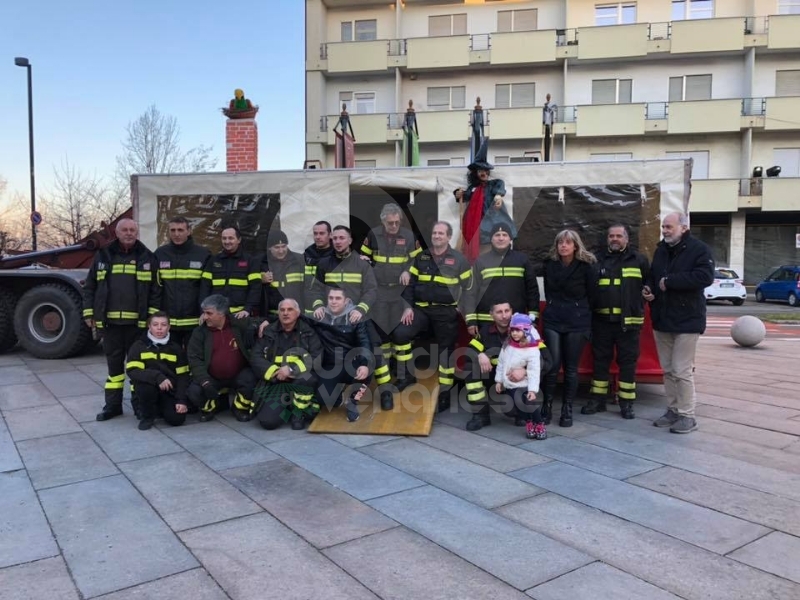 VENARIA - Vigili del fuoco per un pomeriggio: tanti bambini in piazza Vittorio con «Pompieropoli»
