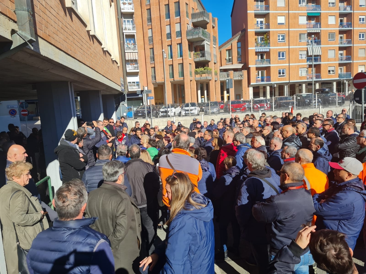 GRUGLIASCO - Scioperano gli operai della Lear - FOTO