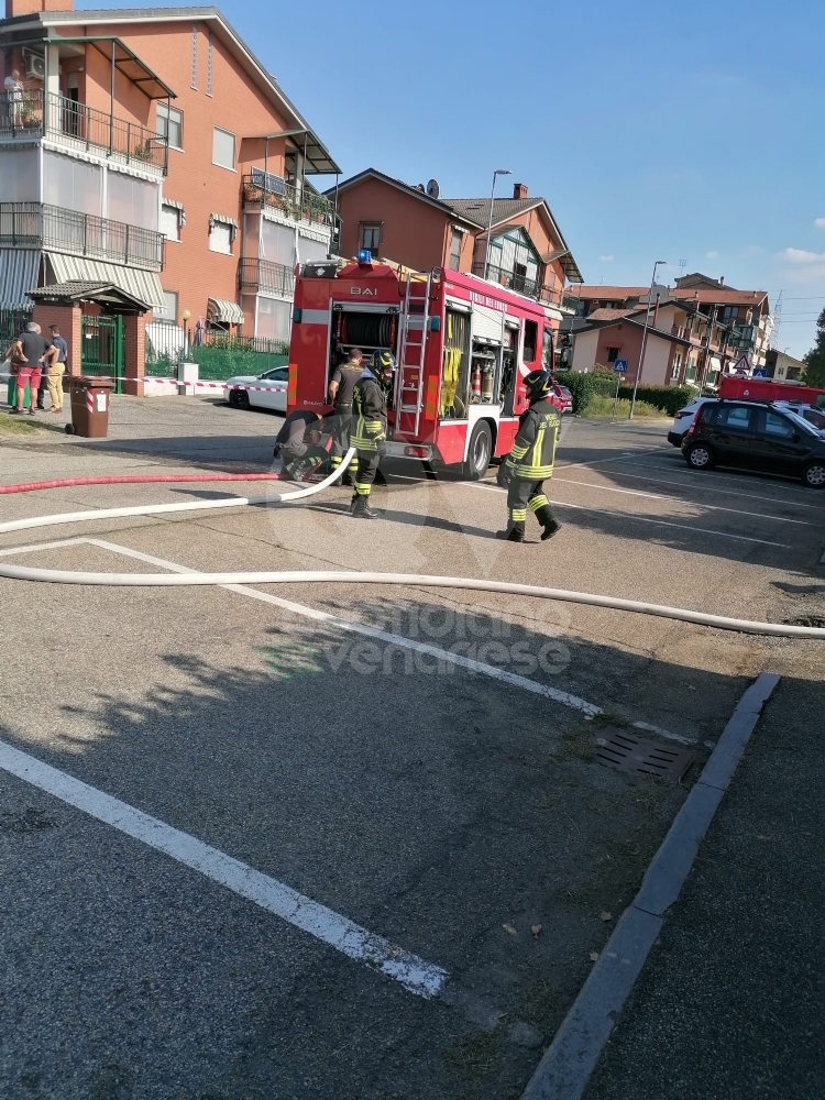 INCENDIO A SAVONERA - Auto elettrica prende fuoco in un garage in via Martinetto - FOTO