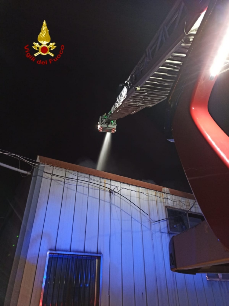INCENDIO A CASELLE - A fuoco un falegnameria in via delle Cartiere - FOTO