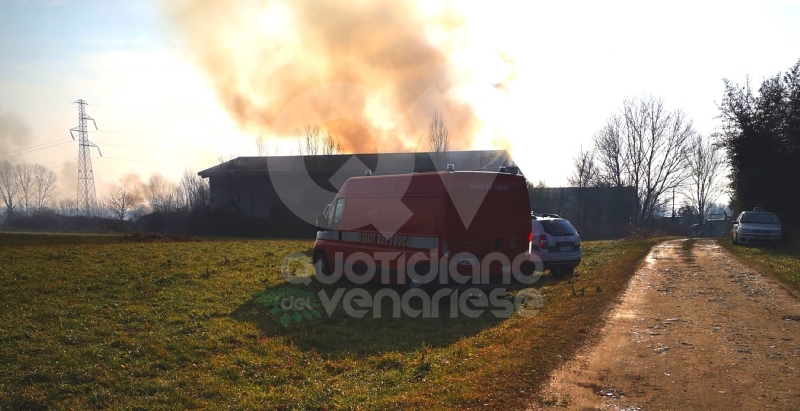 COLLEGNO - Incendio in un cascinale vicino alla statale 24
