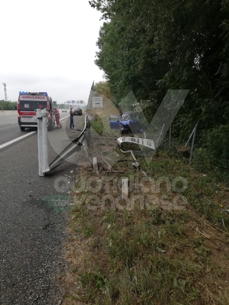 RIVOLI - Perdono il controllo dell'auto e finiscono fuori dalla tangenziale: due feriti