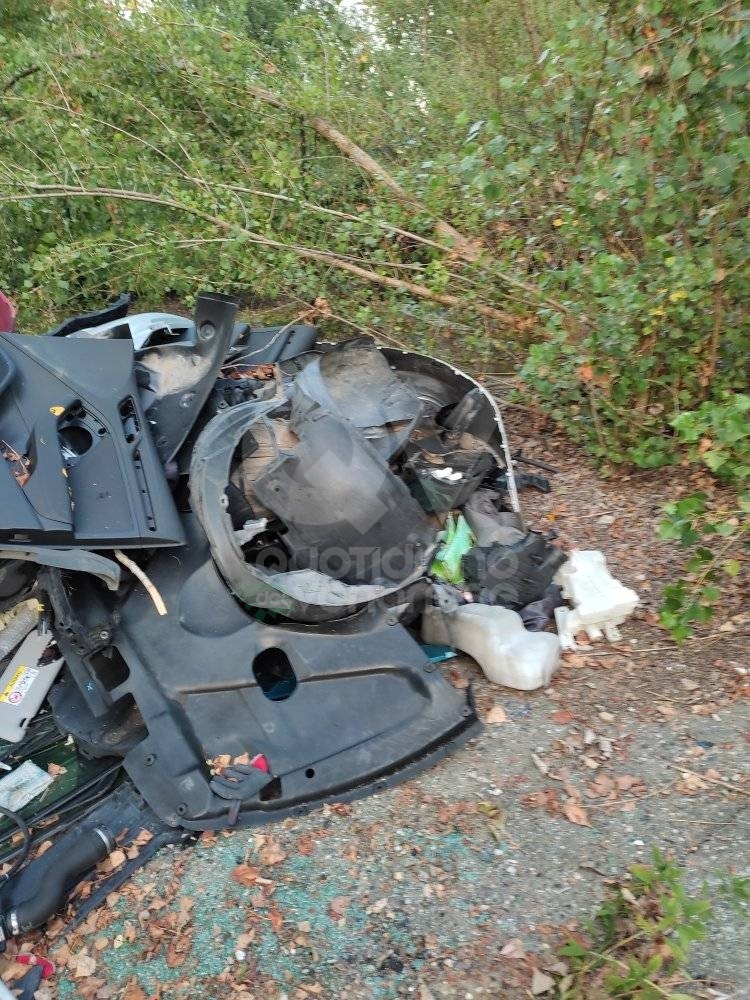 VENARIA - Rifiuti abbandonati in Corona Verde, i civich pizzicano il colpevole: rischia una multa da 26mila euro - FOTO