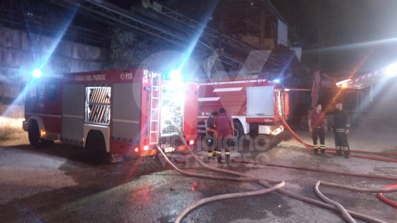VILLANOVA - A fuoco il capannone della Seges: distrutti due mezzi. Atto doloso?