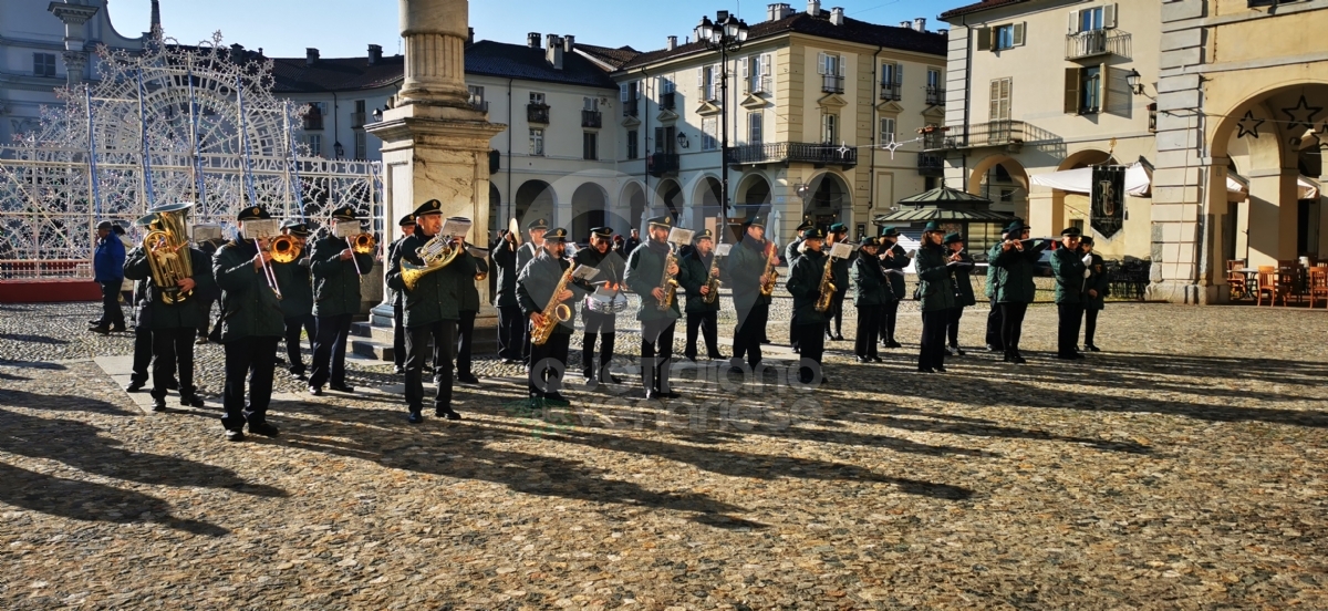 VENARIA - I Vigili del Fuoco omaggiano l'Immacolata in piazza Annunziata - FOTO