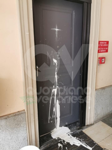 RIVOLI - Dopo l'aggressione verbale ai titolari, incendiato e vandalizzato il ristorante «King»