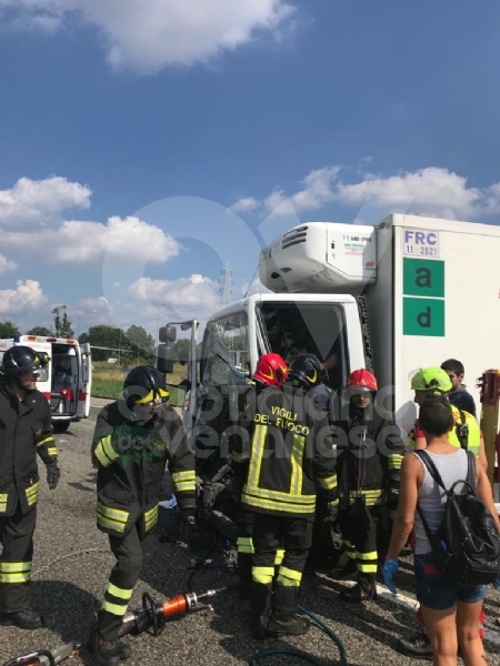 DELIRIO IN TANGENZIALE - Scontro fra due autocarri: un uomo incastrato, traffico bloccato