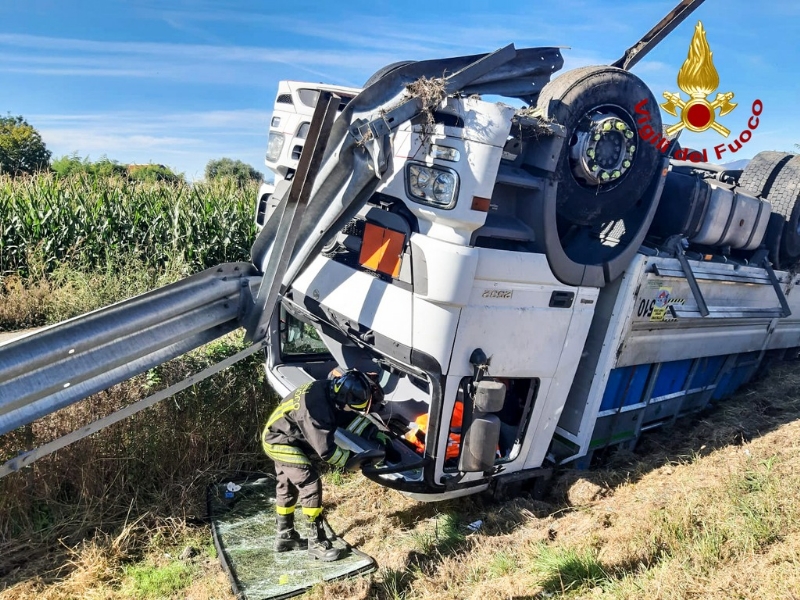 CASELLE - Incidente sul raccordo. Autoarticolato si ribalta: era pieno di bombole