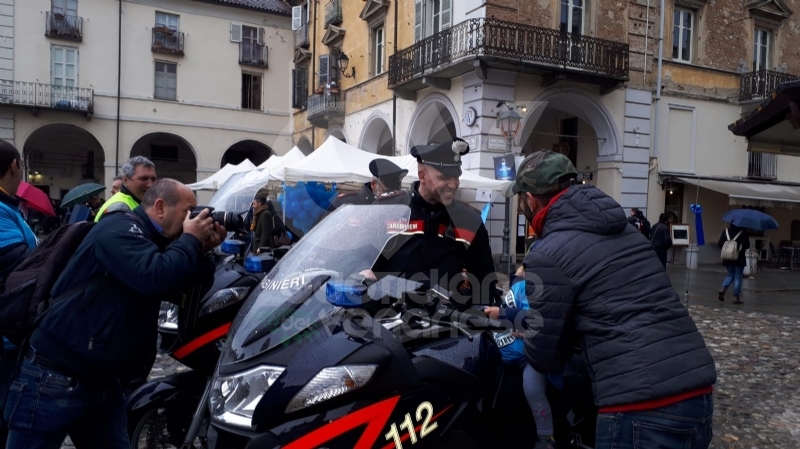 VENARIA - «Un motogiro per unire»: piazza Annunziata tinta di blu ha accolto centinaia di Harley