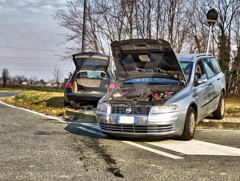 PIANEZZA - Scontro fra due auto in via La Cassa: due persone ferite