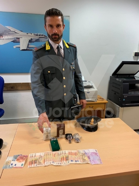CASELLE - Nasconde gli orologi di marca nelle tasche degli abiti per evitare i controlli