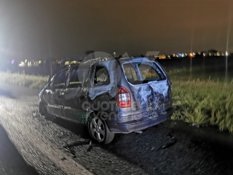 RIVOLI - Auto in fiamme in tangenziale: conducente riesce a mettersi in salvo