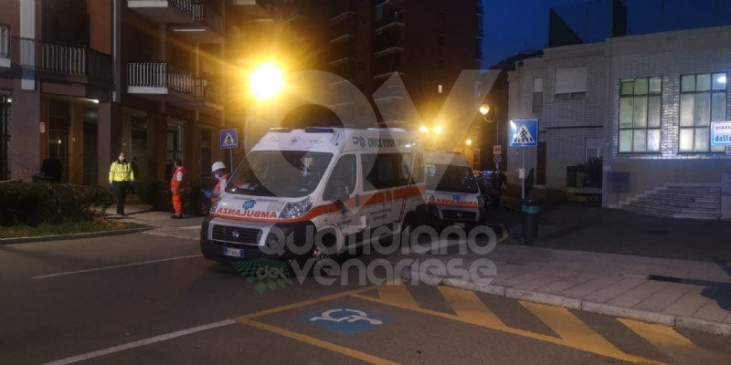 BORGARO - CROLLA IL PONTEGGIO DI UN PALAZZO: ATTIMI DI TERRORE IN VIA INGHILTERRA - FOTO
