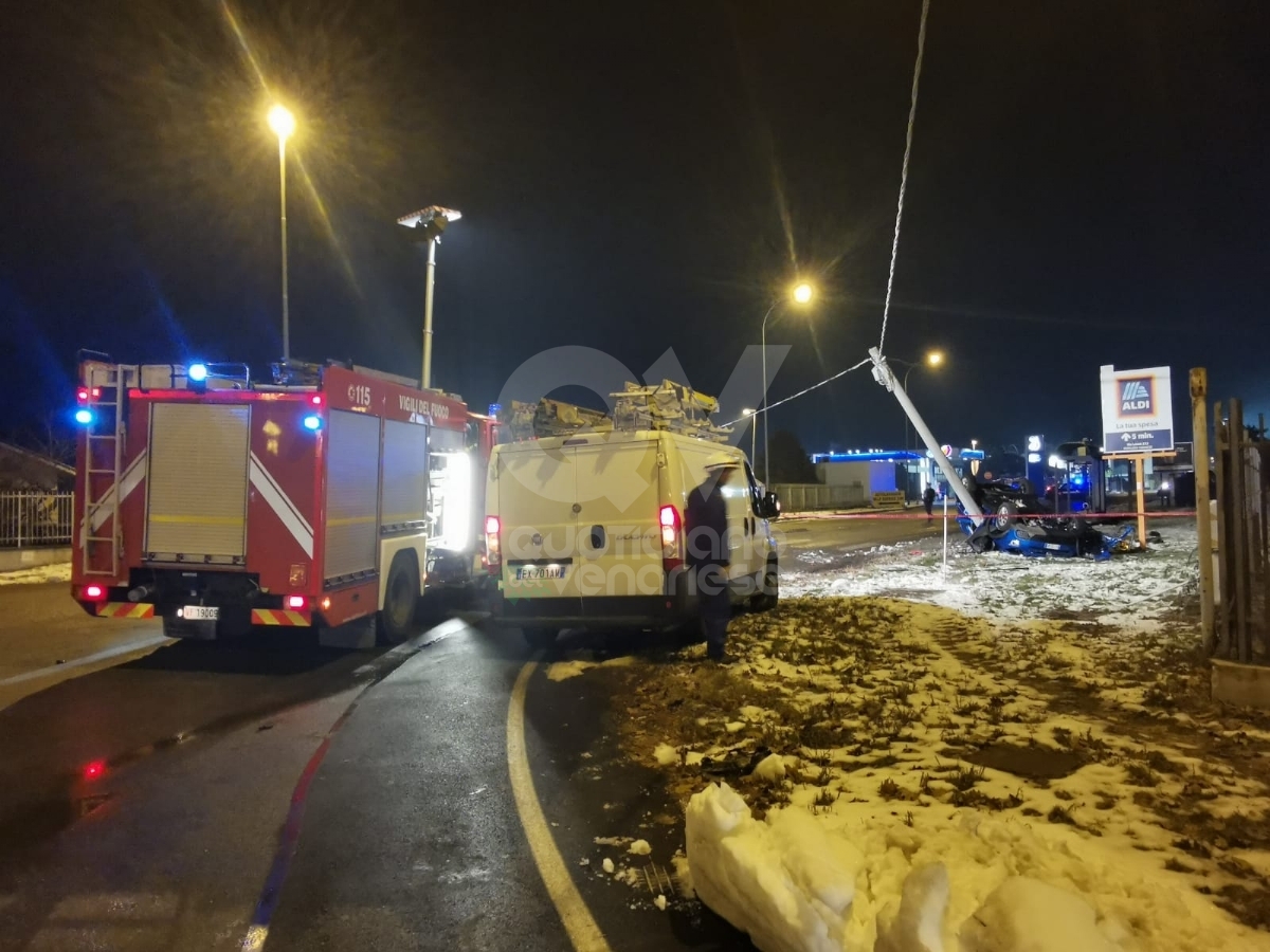 BORGARO - Incidente in via Lanzo: automobilista muore nell'auto che si ribalta e si schianta contro un palo - FOTO