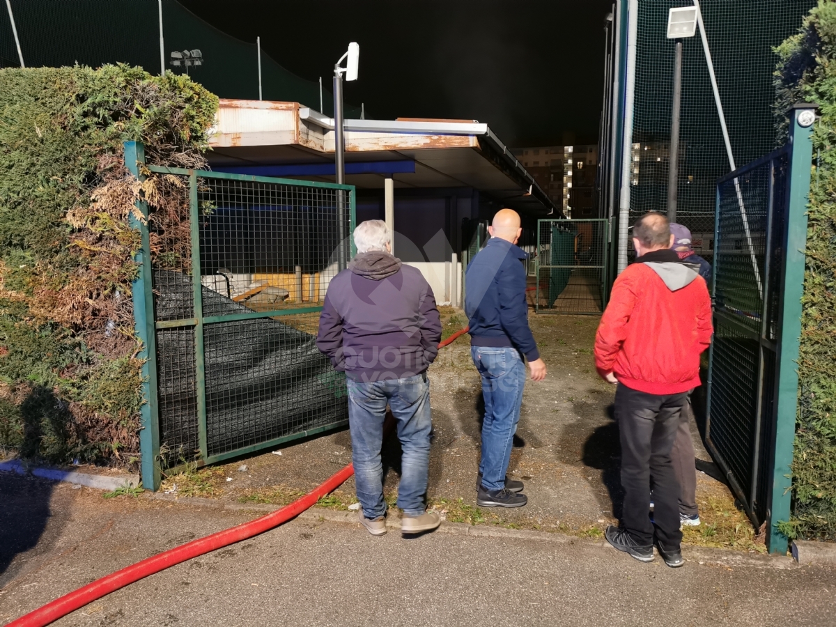 VENARIA - A fuoco gli spogliatoi dello Sport Club: dichiarati inagibili. Indagano i carabinieri - FOTO