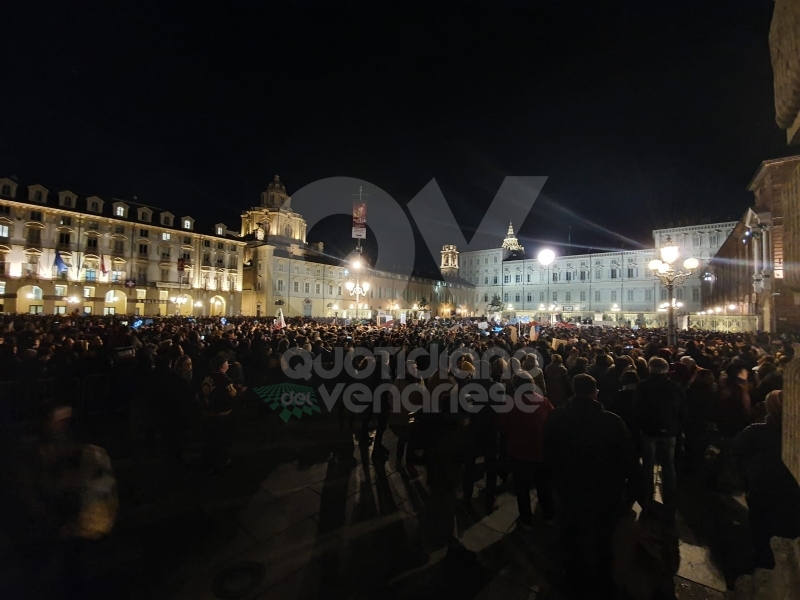 VENARIA - Tante «sardine» venariesi alla manifestazione di questa sera in piazza Castello