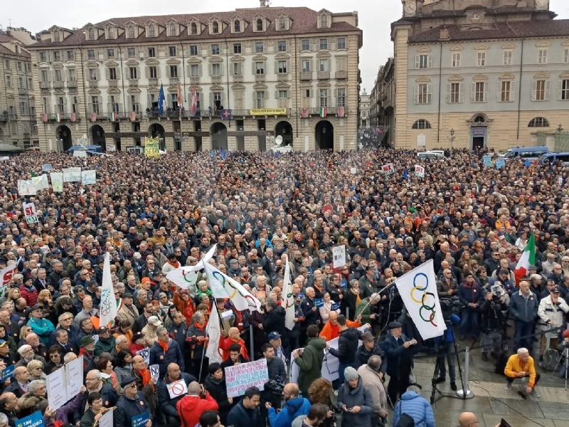 TORINO - In piazza per sostenere la Tav da tutti i Comuni della zona - FOTO
