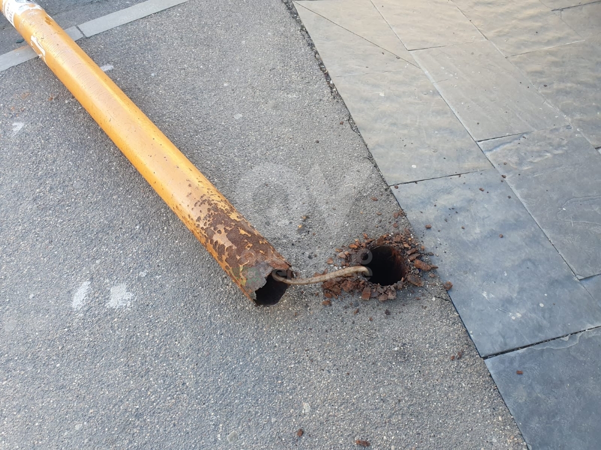 VENTO A VENARIA - Cade a terra il semaforo all'incrocio tra viale Buridani e corso Matteotti - FOTO