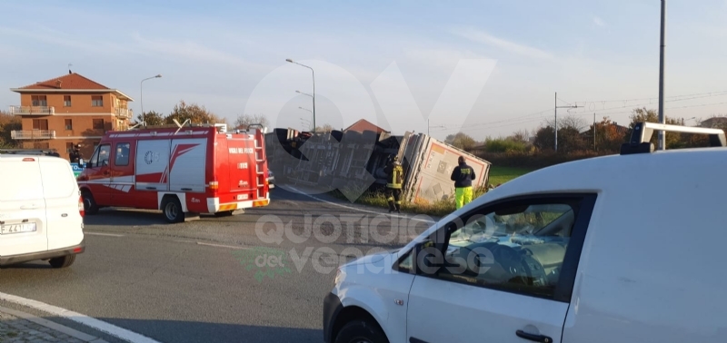 MATHI - Paura in via Torino: tir si ribalta all'uscita dalla rotatoria. Autista illeso