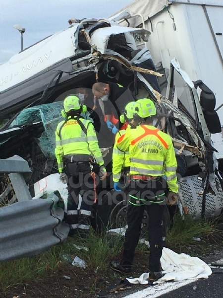 RIVOLI-COLLEGNO - Doppio incidente in tangenziale: auto contro guardrail e tir su una scarpata