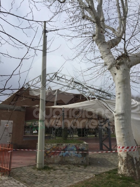 CASELLE - Il forte vento distrugge la tenda della tensostruttura del PratoFiera