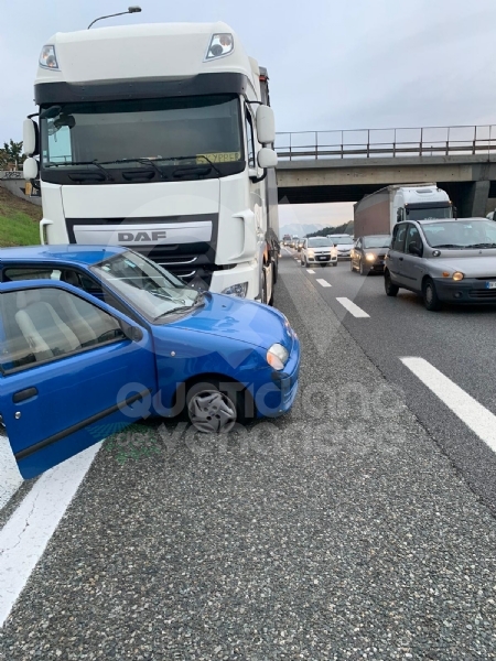 VENARIA - Incidente in tangenziale fra auto e tir: dopo l'urto, macchina trascinata per 100 metri