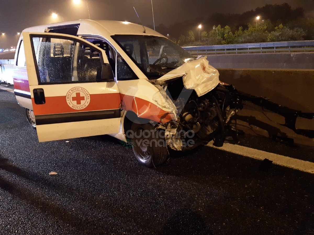 TRAGEDIA A RIVOLI - Il mezzo della Croce Rossa finisce contro il guard-rail: morto 25enne