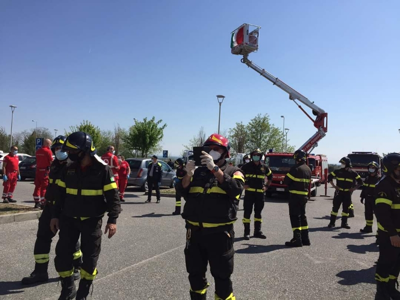RIVOLI - Il «grazie» di Comune, forze dell'ordine, associazioni e pompieri al personale sanitario - FOTO E VIDEO