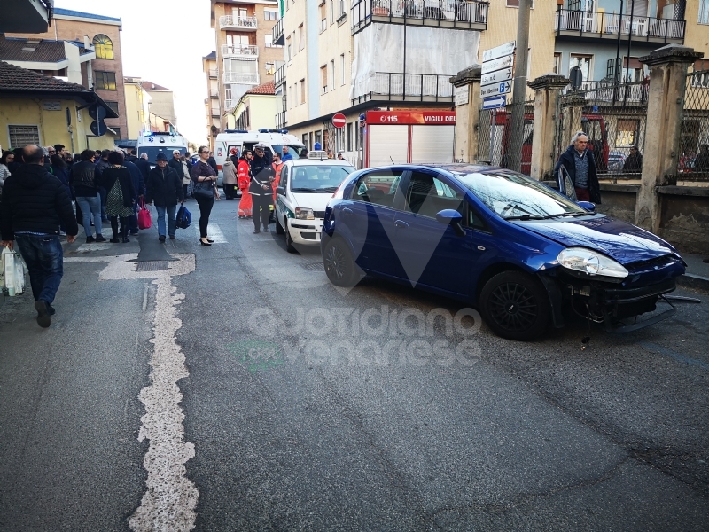 VENARIA - Scontro all'incrocio: auto si ribalta in via Nazario Sauro: una ferita