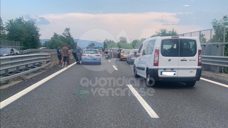 RACCORDO TORINO-CASELLE - Furgone e scooter entrano in collisione: grave donna, ora al Cto