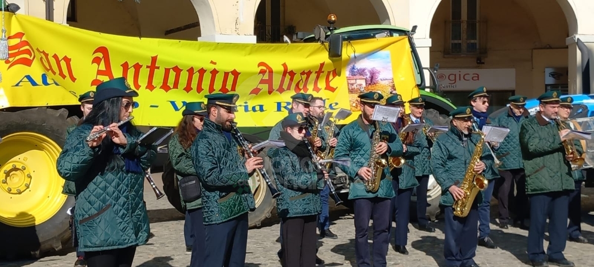 VENARIA - La grande festa per Sant'Antonio Abate: in tanti per il corteo dei trattori - FOTO E VIDEO