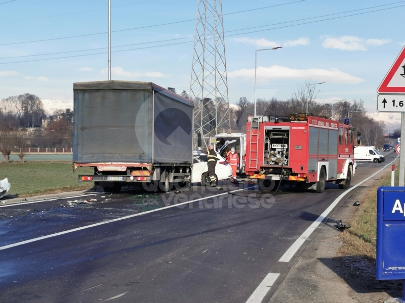 VENARIA - Scontro taxi-camion lungo la provinciale: un ferito FOTO