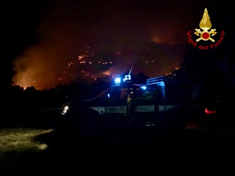 VAL DELLA TORRE - Incendio boschivo: riprese le operazioni, la preoccupazione non diminuisce