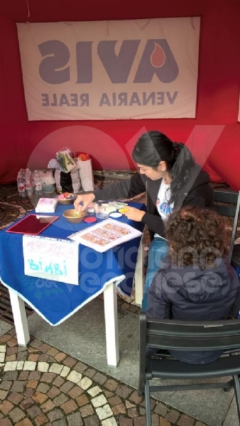VENARIA - Successo per la «Castagnata» dell'Avis in piazza Pettiti