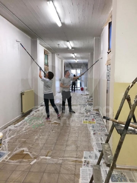 VENARIA - Corridoi ridipinti all'Arti e Mestieri di via Amati grazie a &quot;Bricolage del Cuore&quot;