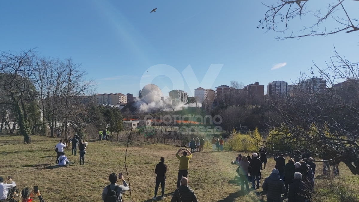 RIVOLI - Demolito il «mitico Fungo» di via Croce Dorata - FOTO E VIDEO