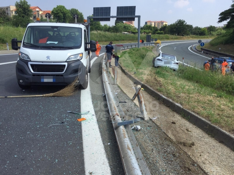 INCIDENTE IN TANGENZIALE - Scontro fra tre auto: coppia di Grugliasco finisce in ospedale