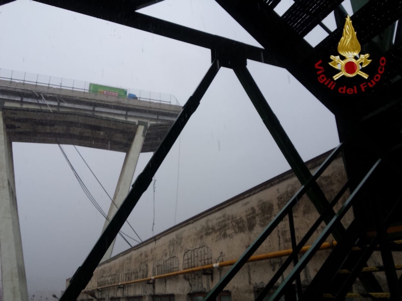 TRAGEDIA A GENOVA - CROLLA PONTE DELL'AUTOSTRADA: «CI SONO DEI MORTI» - FOTO e VIDEO