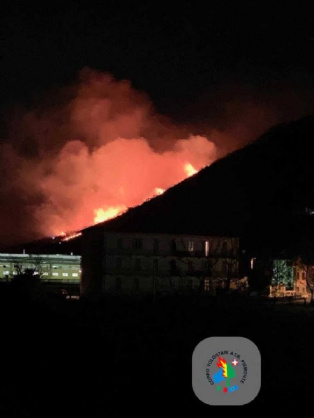 CAFASSE - GIVOLETTO - I boschi continuano a bruciare: Canadair ed elicotteri sul posto