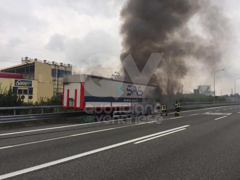 VENARIA-BORGARO - Il motore del tir prende fuoco: caos in tangenziale