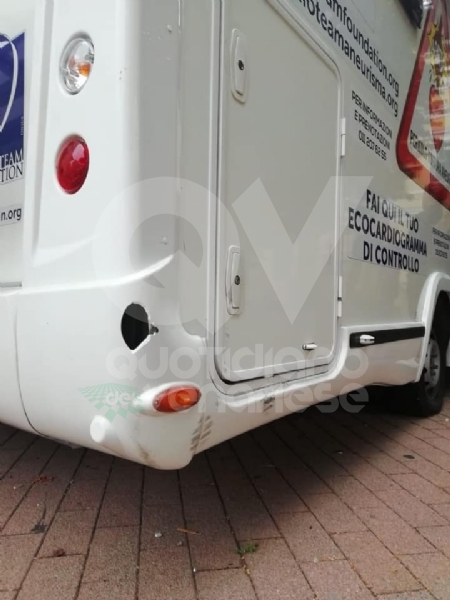CASELLE - Vandali ancora in azione: danneggiato il «Cardiovan» di piazza Boschiassi - FOTO