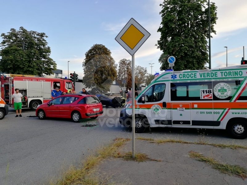 TORINO - VENARIA - Incidente all'incrocio vicino alla Cittadella della Juve: tre feriti