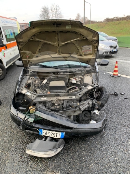 VENARIA - Pauroso incidente: auto finisce contro i jersey in cemento, ferito venariese del '98