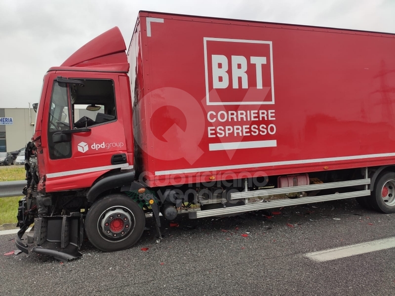 COLLEGNO - Incidente in tangenziale: cinque mezzi coinvolti, un ferito - FOTO